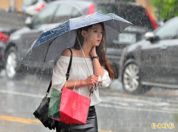 氣象局針對全台14縣市發布大雨特報。（資料照，記者王藝菘攝）