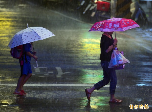 今天晚間7點，氣象局發布東南部7個縣市大雨特報。（資料照，記者王藝菘攝）