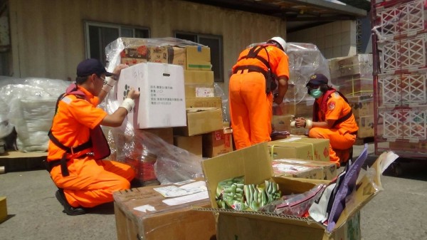 超量中國農產品佯裝包裹欲闖關遭查緝。（記者曾健銘翻攝）