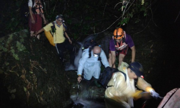 5人受困南插天山，獲救後直呼溪水暴漲、嚇死人。（記者李容萍翻攝）