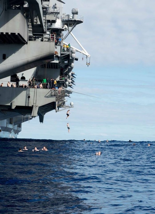 「SWIM CALL」為美國海軍傳統訓練之一。（圖片截取自「USS John C. Stennis （CVN 74）」臉書）