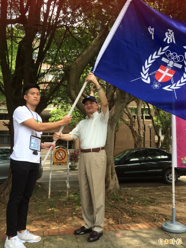 中原大學國際海外志工團隊聯合授旗。（記者李容萍攝）