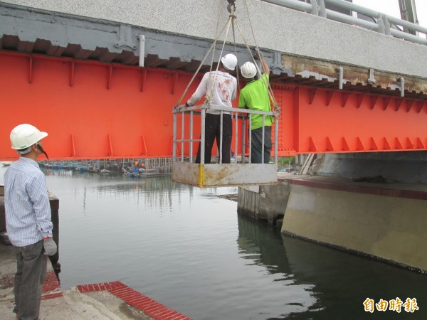 台南市橋樑維護獲得「金路獎」。（記者蔡文居攝）