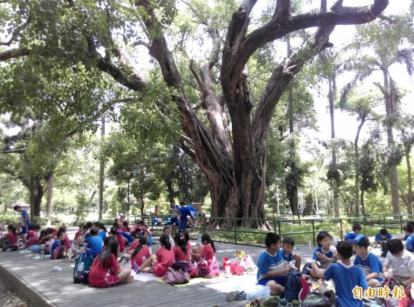 公園國小百位師生，到台南公園遠足、學習與遊戲，認識百年台南公園。（記者蔡文居攝）