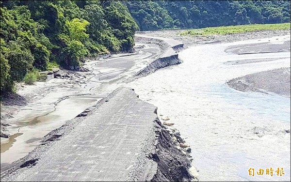 濁水溪水里河段疏濬便道遭洪水沖毀，砂石車改道台十六線進出，地方民眾憂心成為交通亂源。（記者謝介裕攝）