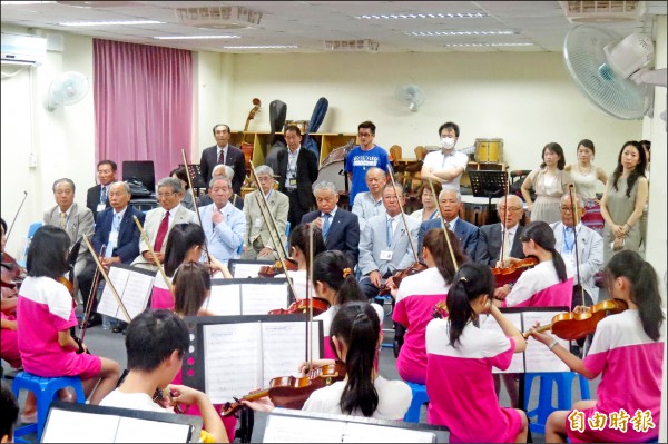 日本中能登町町長杉本榮藏一行17人，昨天前往成功國中拜訪，音樂班演奏樂曲熱烈歡迎。（記者俞肇福攝）