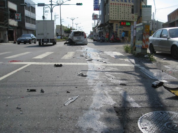 3車連撞肇事現場一片狼藉。（記者湯世名翻攝）