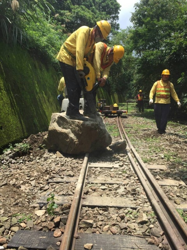 阿里山森鐵鐵軌今天遭落石擊中。（台鐵提供）