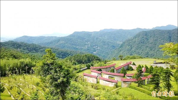 新店四十份公墓樹花葬園區因坐擁山巒，環境清幽，民眾詢問度高。（記者賴筱桐攝）