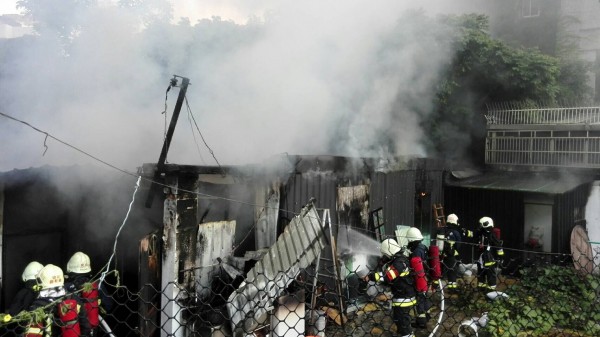 信義區和平東路三段485巷10弄內的一間鐵皮搭造平房今清晨全面燃燒。（記者陳薏云翻攝）