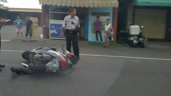 女警被撞，車子倒地，起身借民車續追。（記者顏宏駿翻攝）