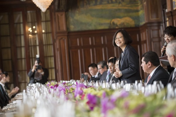 蔡總統首度出訪表現穩健。（圖擷取自「蔡英文 Tsai Ing-wen」臉書粉絲團）