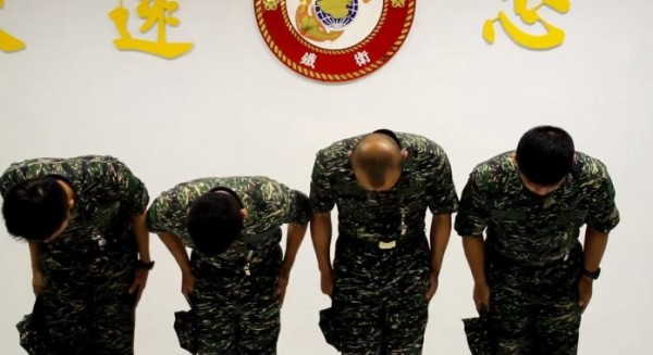 國軍虐狗案引發各界撻伐，海軍陸戰隊還拍錄製道歉影片，希望平息民眾怒火。（圖片取自中華民國海軍陸戰隊的臉書）