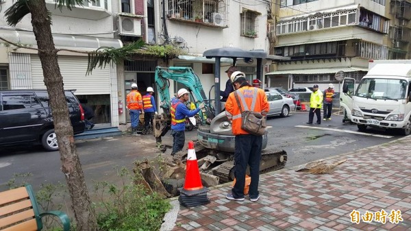 台北市道路挖補作業，從7月1日起須向道管中心取得挖管許可，就算是民宅維修管線也一視同仁。（資料照）