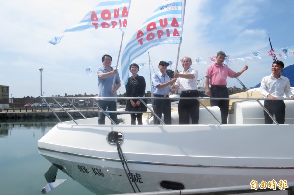 基隆市政府與海科館舉辦渥托邦海洋狂想活動，市長林右昌（左一）與海科館長吳俊仁一同揮旗，象徵活動起跑。（記者俞肇福攝）