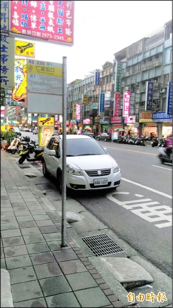 公車停靠區常有汽車違停，影響公車載客。（記者郭逸攝）