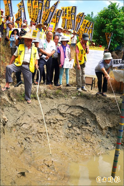 反馬頭山事業廢棄物掩埋場自救會在場址旁鑿井，確認該處有豐沛的地下水。（記者黃佳琳攝）