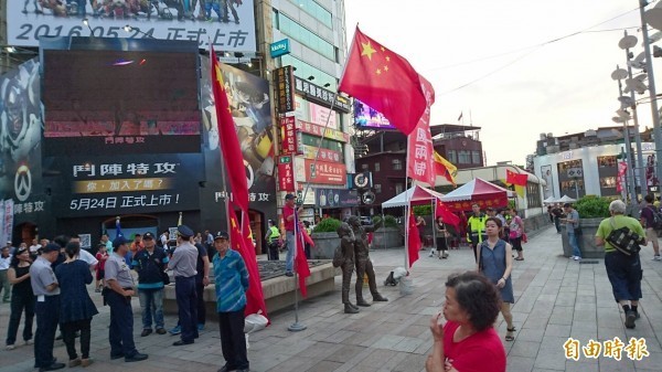 台灣西門町街頭經常有中國五星旗飄揚，兩岸人民看法大不同。（資料照，記者王冠仁攝）