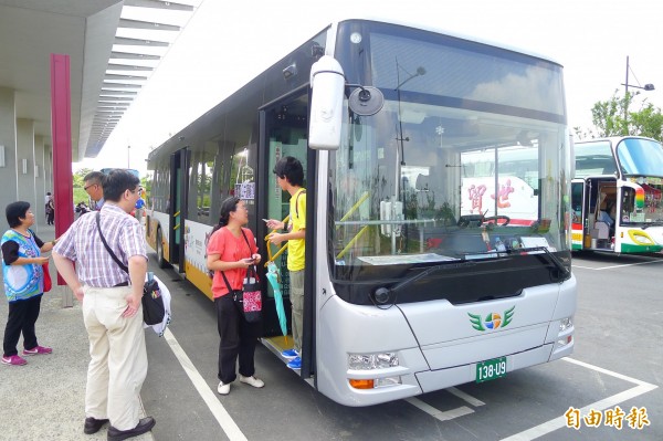 搭台灣好行鹽鄉濱海線公車暢遊嘉義和台南北門知名景點。（記者楊金城攝）