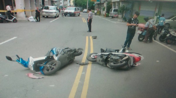 轎車霸佔整條路，害過往的騎士對撞。（記者顏宏駿翻攝）