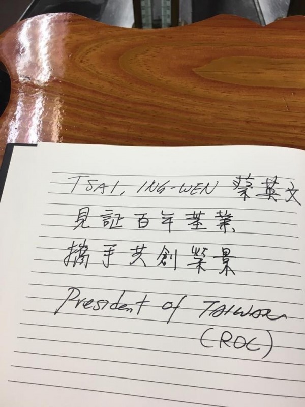 總統蔡英文出訪巴拿馬時，在留言本寫下「President of Taiwan（ROC）」。（圖擷自林俊憲臉書）