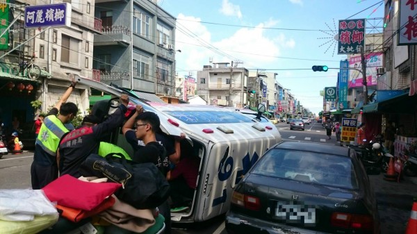 屏東潮州發生救護車載孕婦翻覆意外。（屏東縣消防局提供）