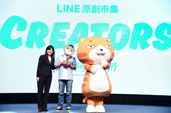 LINE今辦原創貼圖講座，並公布全球百大貼圖排行榜，「臭跩貓愛嗆人3」勇奪第4名，系列貼圖創作者「麻糬爸」更獲頒LINE原創市集名人堂獎項。（記者吳佩樺攝）