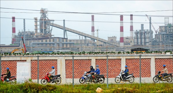越南台塑河靜鋼廠命運多舛，因排放廢水毒死大量魚群，被罰162億元。（法新社檔案照）