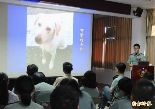 彰化縣後備指揮部實施愛護動物教育課程，現場並播放「小白」生前照片。（記者湯世名攝）