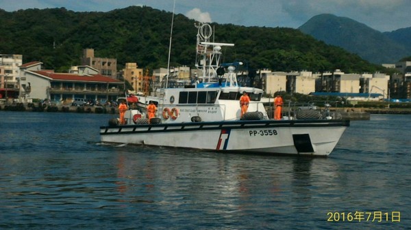 海巡署第二巡防區不畏烈日，動員百餘名海巡人員，頂著攝氏34度高溫，在基隆八斗子漁港實施「用行動守護海洋－擴大威力掃蕩」誓師大會。（記者林嘉東翻攝）