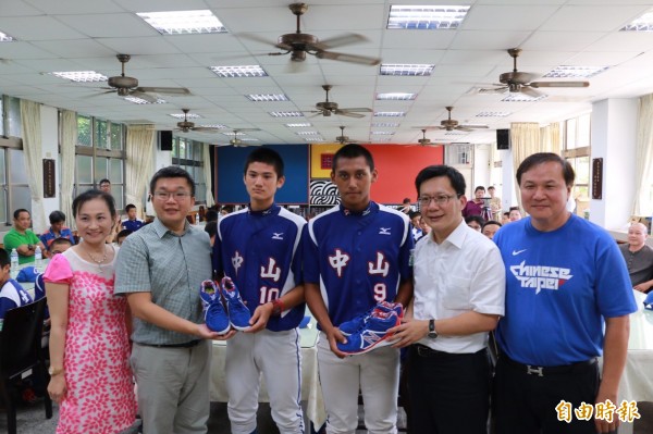 蔡其昌（左二）、張廖萬堅（右二）照顧基層棒壘球隊，促成國際知名企業贈棒球釘鞋。（記者黃鐘山攝）