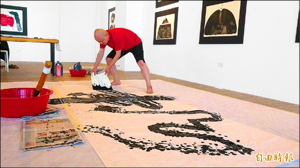 日本墨象大師松田朴傳現場書法藝術表演，以毛巾代筆創作。（記者劉婉君攝）