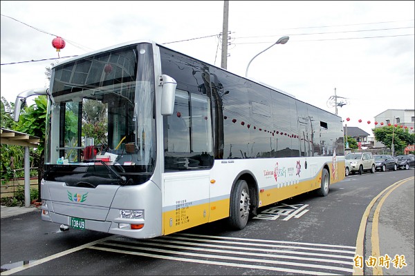 「台灣好行」鹽鄉濱海線公車是熱門旅遊路線，今年全新一日交通票券即日起開賣，搶攻暑假觀光熱。（記者楊金城攝）