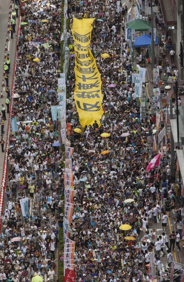 2016年「七一大遊行」以「決戰689」為主題，反對梁振英連任，爭取香港特首「真普選」及立法標準工時、性傾向歧視立法、廢除公安惡法等。（歐新社）