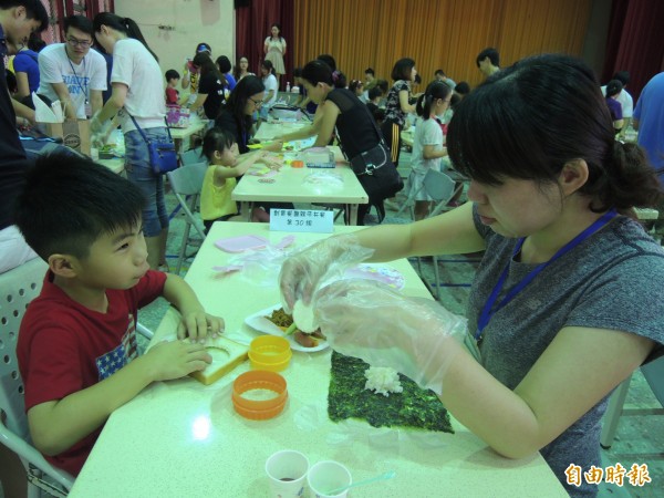 親子一起做創意壽司及造型便當。（記者廖雪茹攝）