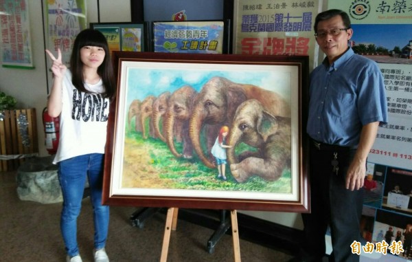 盧姵伶（左）在南榮科大開個人首次畫展。（記者楊金城攝）