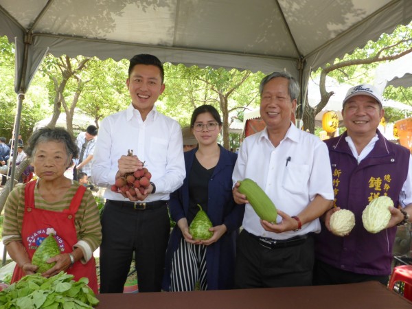 新竹市荔枝節登場，市長林智堅推銷農特產品和荔枝，邀請市民來嚐鮮。（記者洪美秀攝）