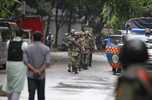 孟加拉警方今早派出大量警力、軍隊以及裝甲車，與槍手駁火約10分鐘。（美聯社）