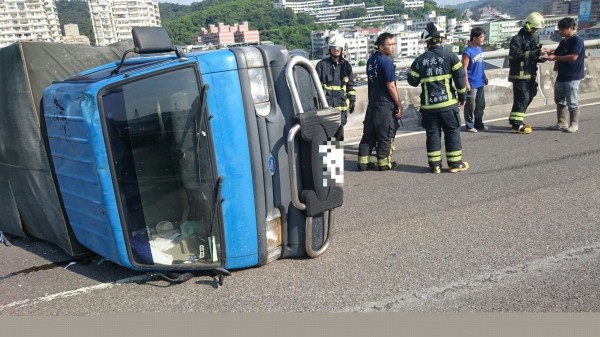 小貨車自撞護欄翻車。（記者黃捷翻攝） 