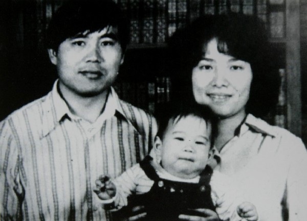 台大數學系系友、美國密西根大學統計學博士陳文成（左），在1981年返台探親時於7月2日被警備總部帶走，7月3日陳屍於台大校園。圖為陳文成全家福。（資料照，記者林正堃攝）