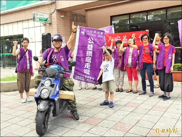 在眾人歡送下，許大行開啟走唱旅程。（記者楊綿傑攝）