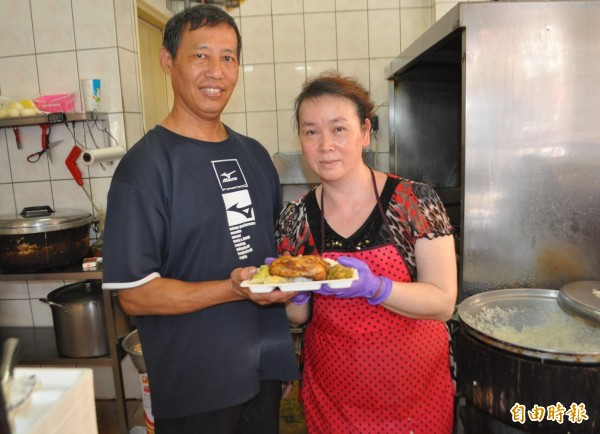 這家便當店超暖心，店老闆陳國財夫婦天天請麻雀吃飯還捐救護車和勘災車。（記者李容萍攝）