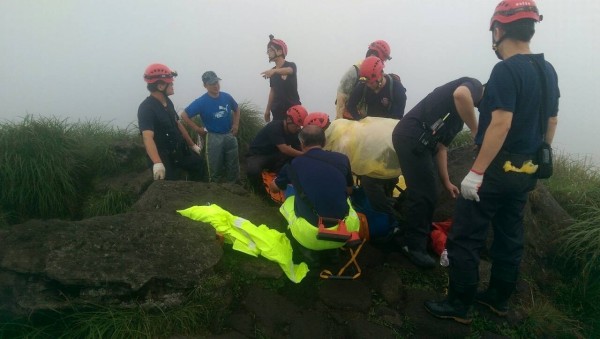 1名婦人爬七星山遭遇雷擊，警消冒著雷雨前往前往救援。（記者姚岳宏翻攝）