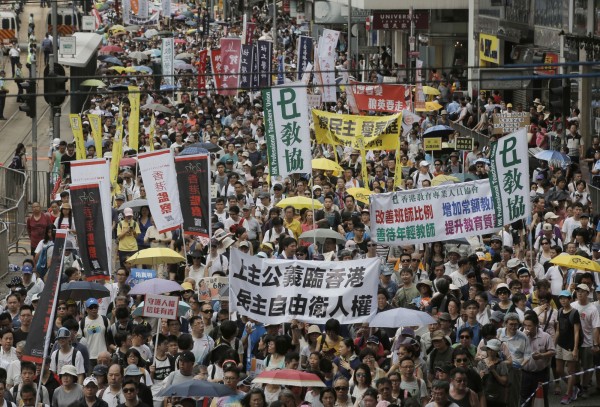 香港近年與中國當局摩擦日漸嚴重，港人紛紛憂心言論自由受控。圖為香港七一遊行。（美聯社，資料照）