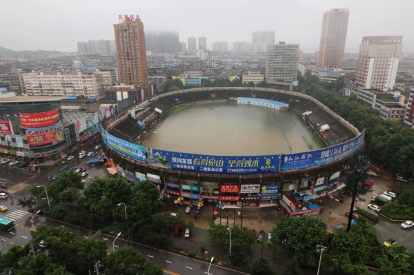 中國湖北近日接連大雨，造成當地多處淹水，此外當地的體育館也因大雨變成「游泳池」，場面相當驚人。（路透）