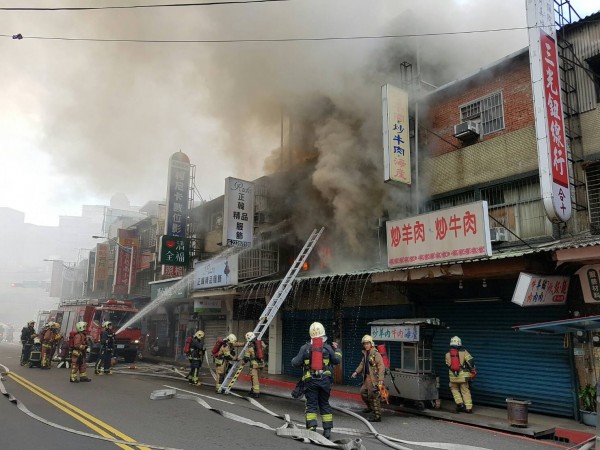 消防人員射水搶救（記者游承霖翻攝）