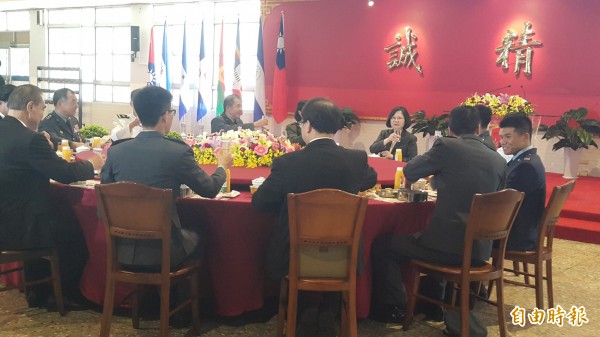 总统蔡英文与毕业生代表一起用餐。（记者陈文婵摄）