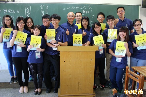 国立彰化师范大学师资生花了3个月时间一手包办设计教案和课程，自己当「老师」和「校长」，在白沙夏日学校累积实习前的实务经验。（记者张聪秋摄）