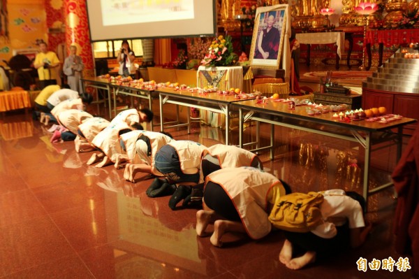 學童參與白馬寺學佛營，從藏傳佛教儀式中學習「生活襌」。（記者詹士弘攝）