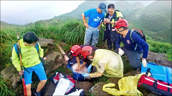 救護人員趕抵山頭，趕緊將人帶往20公尺旁下切處，先對被雷擊的女登山客進行搶救。（記者王冠仁翻攝）